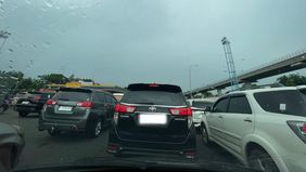 Kemacetan di jalan tol kembali menjadi perhatian. Berdasarkan laporan terbaru pada pukul 11.28 WIB, tepat di Gerbang Tol Cililitan yang mengarah ke Tol Dalam Kota kendaraan mengalami kepadatan parah. 