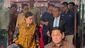 Menteri Badan Usaha Milik Negara (BUMN) Erick Thohir dan Menteri Keuangan Sri Mulyani mendatangi kantor Kementerian Energi dan Sumber Daya Mineral (ESDM) di Jalan Merdeka Selatan, Jakarta Pusat, Selasa 14 Januari 2025.
