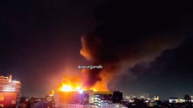 Kebakaran hebat terjadi di Glodok Plaza, Tamansari, Jakarta Barat, pada Rabu malam, 15 Januari 2025.