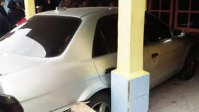 Anak korban berusaha menyingkirkan mobil yang menggencet korban. Korban langsung dievakuasi oleh anaknya dan pemilik mobil ke Rumah Sakit (RS) Bhakti Yuda, namun dinyatakan meninggal dunia.