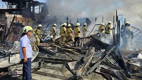 Kebakaran yang melanda kawasan Kemayoran Gempol, Jakarta Pusat, menyebabkan sekitar 30 unit rumah hangus terbakar. Beruntung, tidak ada korban jiwa dalam insiden tersebut.