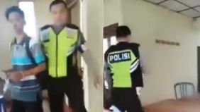 Sebuah video yang memperlihatkan seorang pemuda ditilang oleh petugas polisi, namun uang Rp 50 ribu miliknya yang rencananya akan digunakan untuk menebus obat ibunya ikut diambil oleh polisi.