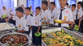 Program Makan Bergizi Gratis (MBG) yang dicanangkan Presiden Prabowo terus berlangsung di 26 provinsi di Indonesia. Salah satu yang menjadi perhatian adalah kabupaten Majalengka yang menerapkan sistem prasmanan. 