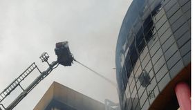 Petugas pemadam kebakaran mengonfirmasi bahwa suara ledakan yang terdengar di Glodok Plaza, Jakarta Barat, pada Rabu 15 Januari malam hingga Kamis dini hari bukan disebabkan oleh gas atau kendaraan, melainkan berasal dari reruntuhan akibat kebakaran.