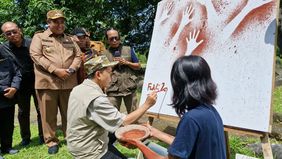 Menteri Kebudayaan RI, Fadli Zon, menyuarakan keprihatinan mendalam terkait aktivitas tambang di sekitar Taman Arkeologi Leang-Leang dan situs-situs prasejarah lainnya di Kabupaten Maros dan Pangkep, Sulawesi Selatan.