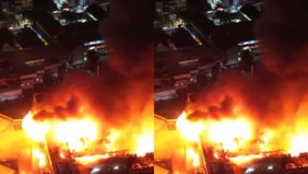 Petugas Pemadam Kebakaran masih berupaya memadamkan api di Glodok Plaza, Jakarta Barat. Petugas juga berupaya mengevakuasi korban yang terjebak di dalam gedung.
