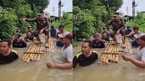 Sebuah cuplikan video yang memperlihatkan seorang pejabat PDAM Bangkalan melintasi banjir menggunakan rakit sederhana dengan bantuan sejumlah orang menjadi viral di media sosial.