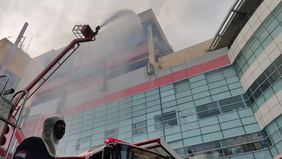 Polisi membantah pernyataan pihak pemadam kebakaran yang menyebutkan bahwa kebakaran di Glodok Plaza, Tamansari, Jakarta Barat berasal dari lantai tujuh gedung tersebut.