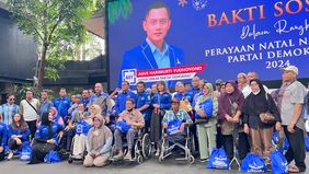 Ada puluhan penyandang disabilitas yang disantuni.