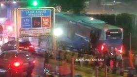 Sebuah insiden kecelakaan lalu lintas melibatkan bus Transjabodetabek terjadi di exit tol Pondok Gede Timur, ruas Jalan Tol Jakarta-Cikampek, pada Jumat, 17 Januari 2025 sekitar pukul 18.30 WIB.