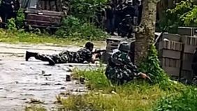 Rekaman amatir yang memperlihatkan detik-detik pengepungan tempat persembunyian Hendri, seorang desertir TNI dengan pangkat terakhir Sertu, berhasil menarik perhatian publik.