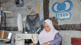 Bergabung dengan PNM Mekaar sejak 16 Juli 2022, Bu Aan telah membangun usaha daur ulang bahan jeans menjadi produk-produk kreatif seperti tas, topi, gantungan kunci, dan rompi. kini sudah merambah ke berbagai kota besar di Indonesia seperti Jogja dan