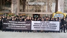 Puluhan pegawai Kementerian Pendidikan Tinggi, Sains, dan Teknologi (Kemendiktisaintek) menggelar aksi protes di depan kantor mereka yang terletak di Jalan Pintu Senayan, Jakarta Selatan Senin pagi, 20 Januari 2025.