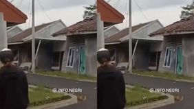 Tanah bergerak membuat bangunan seperti rumah hancur dan rata dengan tanah.