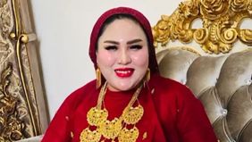 Ramai foto Mira Hayati terlihat memakai baju tahanan Polda Sulsel.