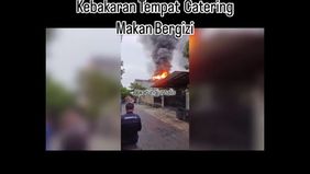 Kebakaran melanda sebuah rumah berlantai empat yang difungsikan sebagai tempat catering untuk program makan sekolah gratis di Jalan Kramat Aris, RT 09 RW 03, Setu, Cipayung, Jakarta Timur, pada Selasa sore, 21 Januari 2025.