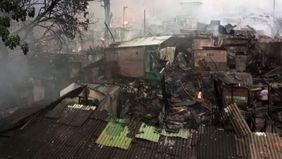 Kebakaran yang melanda Jalan Kemayoran Gempol, Jakarta Pusat, menyebabkan lebih dari 500 rumah terbakar, meliputi 11 RT di area tersebut.