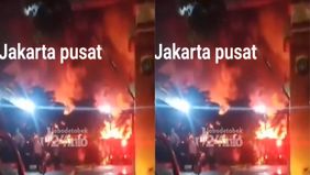 Petugas Sudin Penanggulangan Kebakaran dan Penyelamatan (Gulkarmat) Jakarta Pusat mengerahkan 29 unit mobil pemadam kebakaran dengan 125 personel untuk memadamkan api itu.