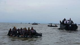 TNI Angkatan Laut (AL) mengerahkan tiga unit kendaraan tempur (ranpur) jenis Amfibi LVT untuk mendukung pembongkaran pagar laut di Perairan Tanjung Pasir, Teluknaga, Kabupaten Tangerang, Provinsi Banten, Rabu 22 Januari 2025.