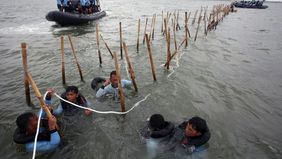 Kementerian Lingkungan Hidup (KLH) menegaskan bahwa pagar laut yang terletak di Kabupaten Tangerang, Banten, tidak memiliki dokumen lingkungan yang diperlukan dan dianggap ilegal.