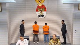 Komisi Pemberantasan Korupsi (KPK) resmi menahan Bupati Situbondo, Karna Suswandi (KS), atas dugaan tindak pidana korupsi terkait pengelolaan dana Pemulihan Ekonomi Nasional (PEN) serta pengadaan barang dan jasa di Pemerintah Kabupaten Situbondo. 