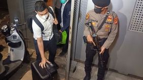 Komisi Pemberantasan Korupsi (KPK) kembali menunjukkan keseriusannya dalam memburu buronan Harun Masiku. Dalam operasi terbaru, penyidik KPK menyita tiga koper dari rumah mantan anggota Dewan Pertimbangan Presiden (Wantimpres), Djan Faridz di kawasan