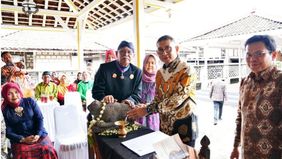 Dalam sebuah acara yang sarat makna, Menteri Kebudayaan Indonesia, Fadli Zon, melawat ke Surakarta untuk menghadiriupacara penyerahan koleksi budaya yang merupakanpenghargaan bagi Panembahan Hardjonagoro.