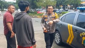 Seorang pria yang mengendarai mobil diduga mengarahkan pistol ke petugas Stasiun Pengisian Bahan Bakar Umum (SPBU) di rest area Cibubur, Tol Jagorawi, Jakarta Timur, pada Kamis pagi, 23 Januari 2025.