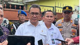 Menteri Perdagangan (Mendag) Budi Santoso menegaskan bahwa distributor minyak goreng rakyat atau MinyaKita yang melanggar aturan akan dikenakan sanksi administratif, bahkan hingga ancaman hukuman penjara selama 5 tahun.