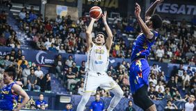  Pelatih Kesatria Bengawan Solo, Efri Meldi, menunjukkan sikap dukungan terhadap salah satu pemain andalannya, Anthony Metten. Meski belum berhasil unjuk gigi di lima laga pertama Indonesian Basketball League (IBL) musim ini.