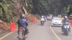 Hujan deras yang mengguyur wilayah Cipanas pada Kamis, 23 Januari 2025 malam menyebabkan longsor di tebing Lembah Koi. Insiden ini mengakibatkan jalan raya nasional Cipanas-Puncak tertutup total oleh material longsor. Kejadian terjadi sekitar pukul 1