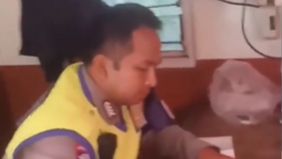 Jagat maya baru-baru ini digegerkan dengan viralnya video lucu sekaligus mengejutkan yang menampilkan seorang pria ngamuk saat ditilang oleh polisi lalu lintas (polantas) di Banjarmasin.