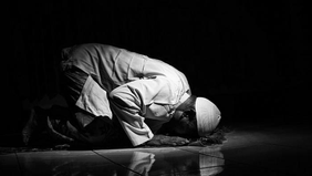 Sholat hajat adalah salah satu sholat sunnah yang dianjurkan dalam Islam untuk memohon kepada Allah SWT agar hajat atau keinginan kita terkabul. 