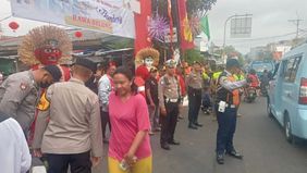 Polisi melakukan pengaturan lalu lintas di sekitar lokasi Festival Bandeng Rawa Belong, Kebon Jeruk, Jakarta Barat, untuk mengurangi kemacetan yang terjadi di area tersebut.