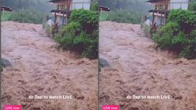 Nampak arus sungai Ciliwung begitu deras tepat disampingnya rumah warga.