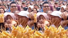 Sebuah momen menarik terjadi di acara tahunan Grebeg Sudiro yang digelar untuk menyambut perayaan Imlek di Kota Solo. Video yang memperlihatkan Wali Kota Solo, Teguh Prakosa memborong dagangan telur gulung menjadi viral di media sosial.