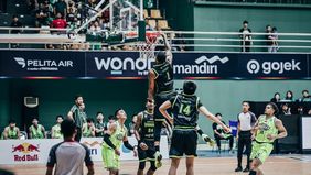 Borneo Hornbills kembali menegaskan kualitas mereka di kompetisi IBL 2025 setelah berhasil mengalahkan Pacific Caesar Surabaya dengan skor 86-75.