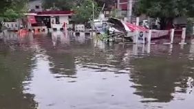 Hujan deras yang mengguyur kawasan Jakarta semalam telah menyebabkan genangan air di berbagai wilayah. Salah satu titik yang terdampak cukup parah adalah Jalan Tegal Alur, Kecamatan Kalideres, menuju Kamal Muara.