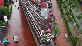 Kondisi banjir masih genangi kawasan elit Kelapa Gading, Jakarta Utara.