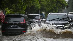 Jalan yang terletak di Kawasan Berikat Nusantara (KBN), Cilincing, Jakarta Utara, masih tergenang banjir dengan ketinggian air 30-50 cm. Polisi mengatakan jalur tersebut bisa dilalui oleh pengendara.