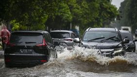 Kota Tangerang Selatan (Tangsel), Banten, kembali dilanda banjir setelah hujan deras yang mengguyur wilayah tersebut dalam waktu yang cukup lama. 