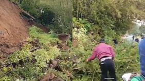 Sebuah longsor terjadi di Jalan Raya Puncak-Cianjur, tepatnya di daerah Ciloto, Kecamatan Cipanas, Cianjur, yang mengakibatkan sebagian badan jalan tertutup material longsoran pada Kamis, 30 Januari 2025.