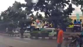 Karawang kembali menjadi sorotan setelah sebuah kejadian tak terduga menimpa seorang pengguna jalan yang membagikan pengalamannya melalui akun media sosial.