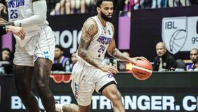 Tahta top assist IBL 2025 sementara ini berhasil direbut oleh Adonys Henriquez, pemain asing Hangtuah Jakarta, yang tampil impresif musim ini. Sebelumnya, posisi ini didominasi oleh Devon Van Oostrum dari RANS Simba Bogor pada musim lalu.