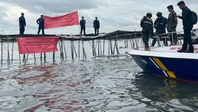 Kementerian Kelautan dan Perikanan (KKP) mengungkapkan bahwa mereka sedang memeriksa Kepala Desa Kohod dan 13 nelayan lainnya terkait dengan adanya pagar laut sepanjang 30,16 kilometer yang terpasang di perairan Kabupaten Tangerang, Banten.