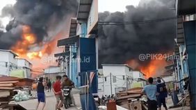 Sebuah kebakaran besar melanda area pergudangan di Dadap, tepatnya di Jalan Prancis Blok H, Pantai Indah, Kabupaten Tangerang, Banten, pada Jumat, 31 Januari 2025.