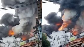 Kebakaran besar mengguncang kawasan pergudangan di Dadap, tepatnya di Jalan Prancis Blok H, Pantai Indah, Kabupaten Tangerang, Banten, pada Jumat, 31 Januari 2025.