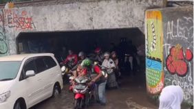 Tak hanya banjir, netizen juga menyebut jalan tersebut berlubang. Warga pun mengeluhkan hal itu.