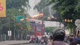 Sebuah insiden terjadi pada Minggu sore sekitar pukul 17:10 WIB di Jalan Raya Pantura arah Pulogadung, tepatnya di depan Aqua Pondok Ungu.