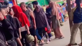 Sebuah video yang diunggah oleh akun Instagram @tangsel.info memperlihatkan antrean panjang warga yang menunggu giliran mendapatkan gas LPG 3 kg di Pondok Cabe Udik dan Rempoa, Ciputat Timur, pada Minggu, 2 Februari 2025.